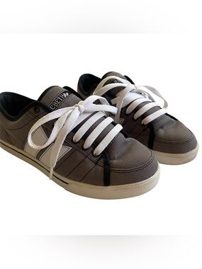Macbeth grey white skate shoes size 7 men, 8.5 women’s